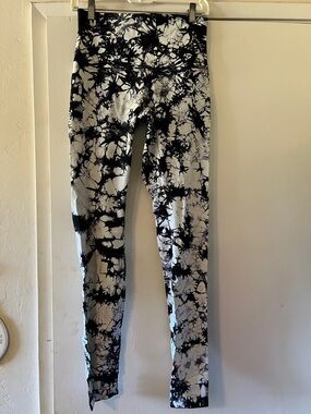 Lululemon Black & White Tie-Dye womens Leggings
